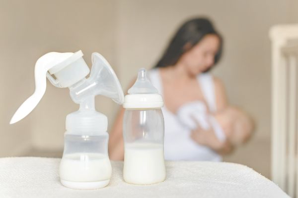 Zīdīšanas apvienošana ar barošanu no pudelītes. Veiksmīgas kombinētas barošanas noslēpums. Barošana ar pudelīti