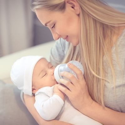 Zīdaiņa barošana ar pudelīti